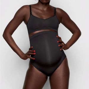 New Skims maternity sculpting high waist briefs. Size xxs